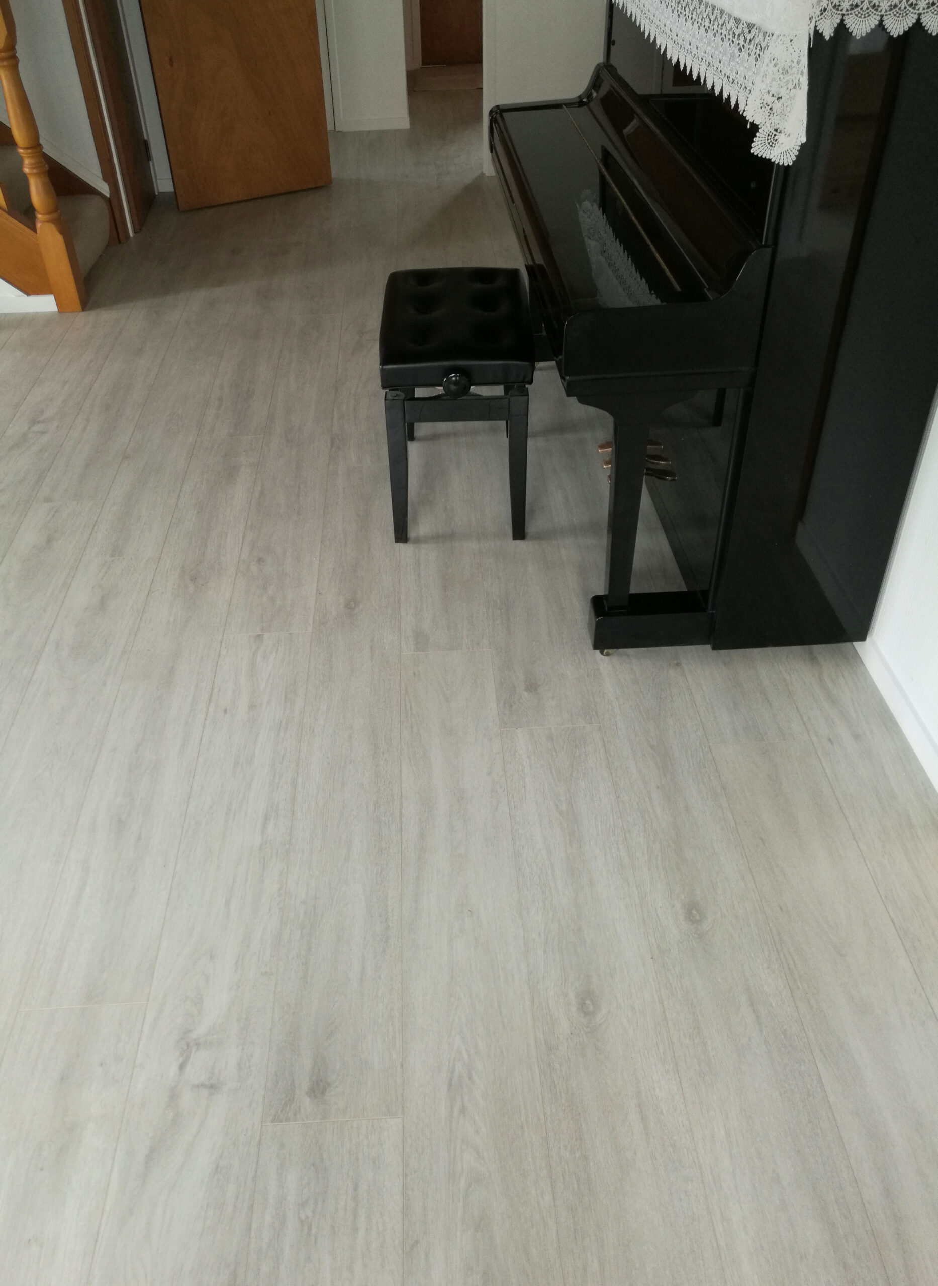 Elegant-Oak-Grey-Laminate-Flooring-Interior