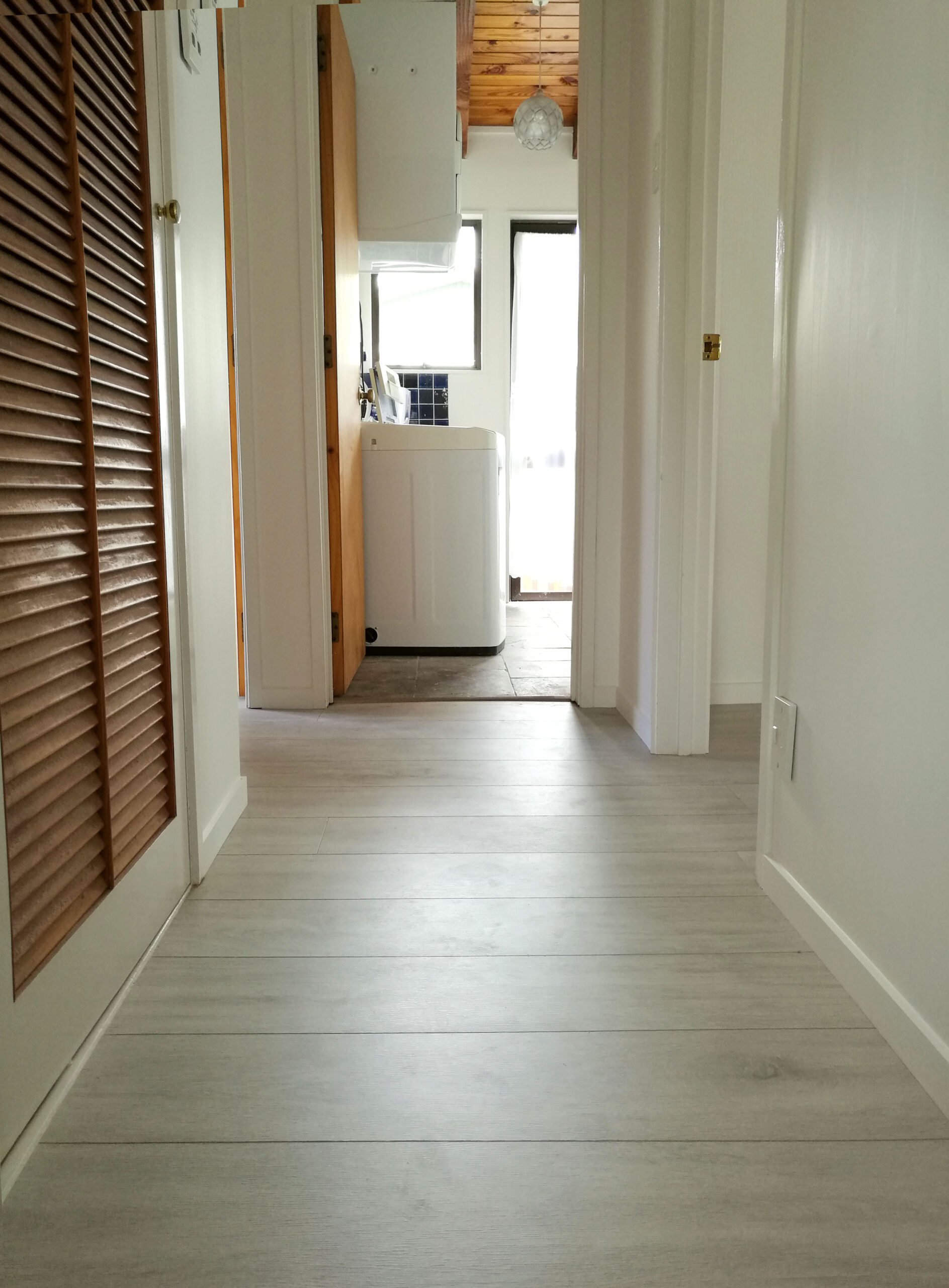 Elegant-Oak-Grey-Laminate-Flooring-Interior